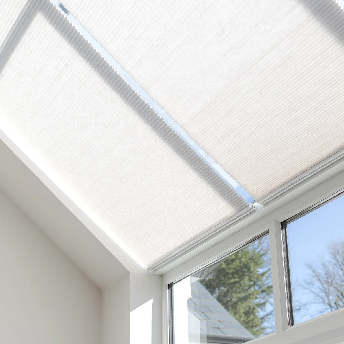 Blind fitted to high angled roof glazing