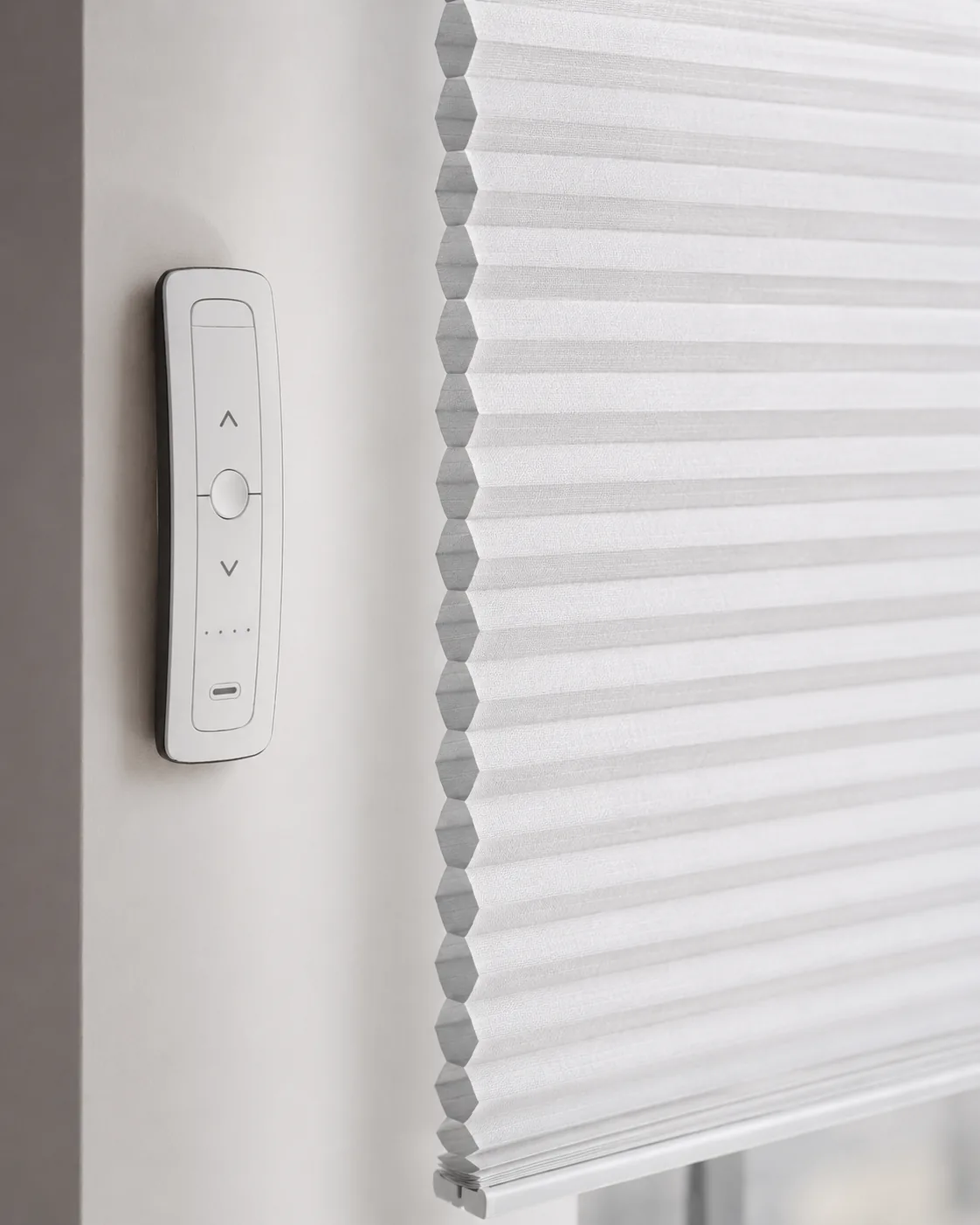 Wall control beside a motorised honeycomb cellular blind