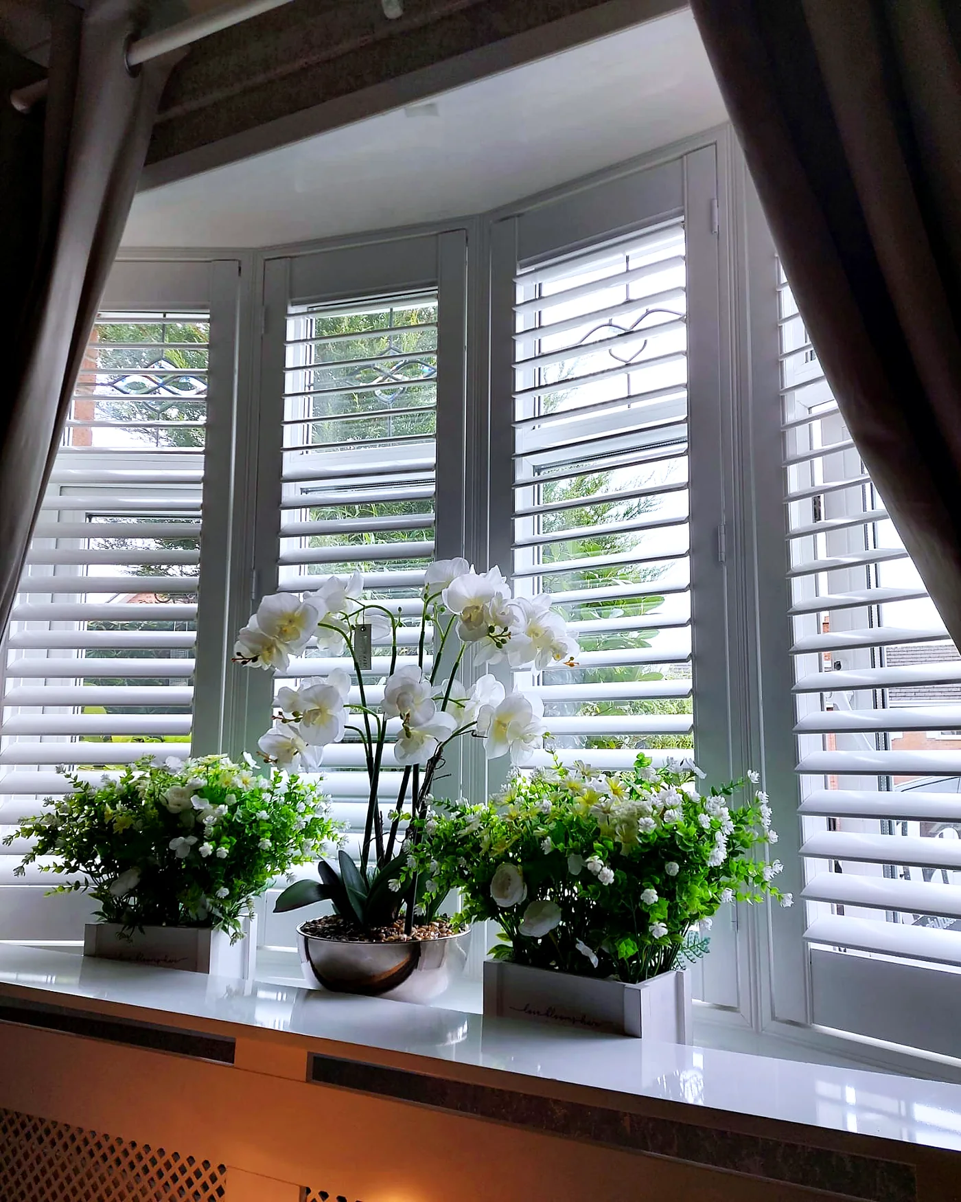 Made-to-measure plantation shutters following the angles of a bay window