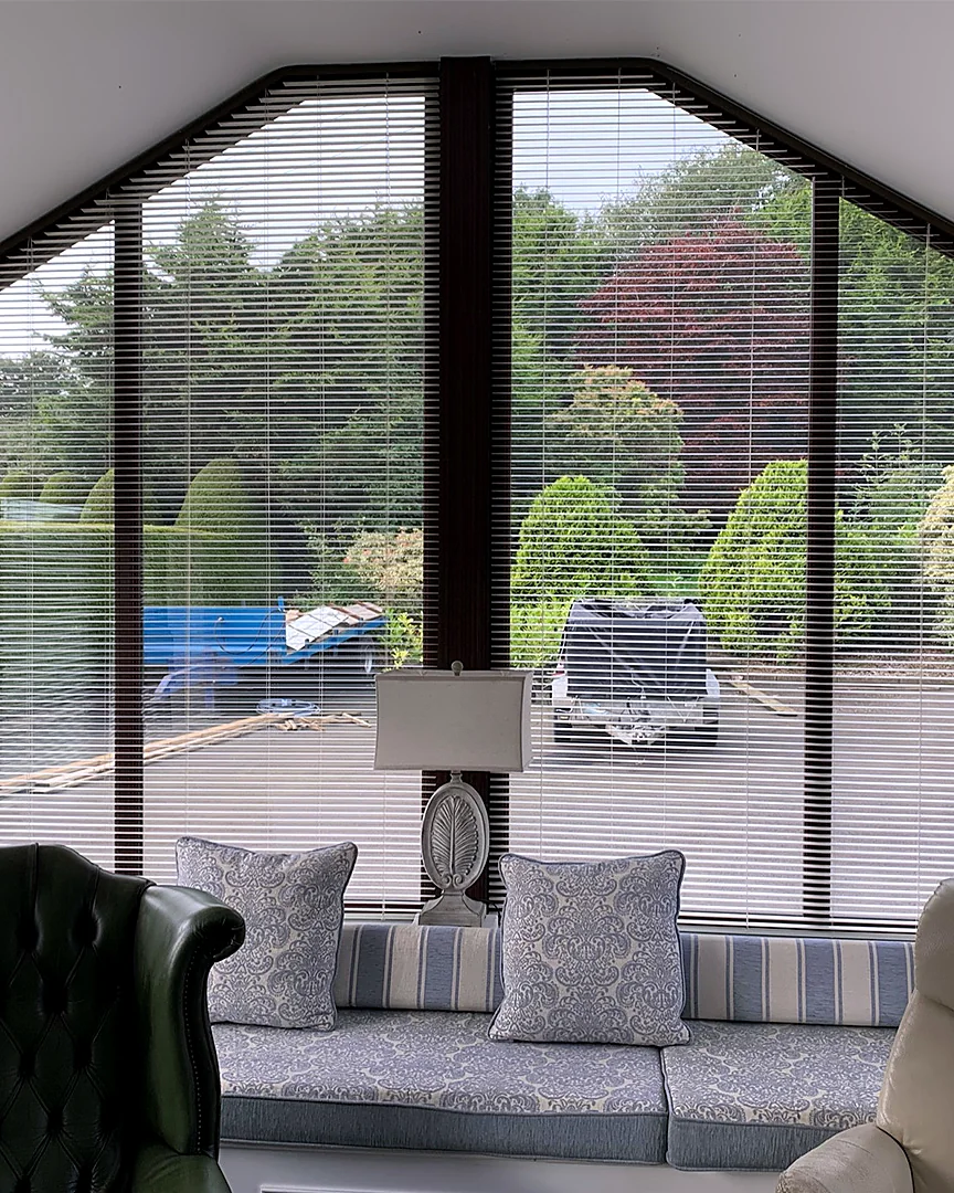 Made-to-measure blind fitted to a shaped architectural window
